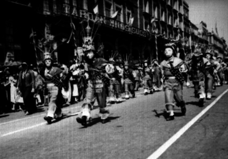Bailarines danzando en una calle