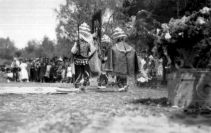 Bailarines realizando una danza en un parque